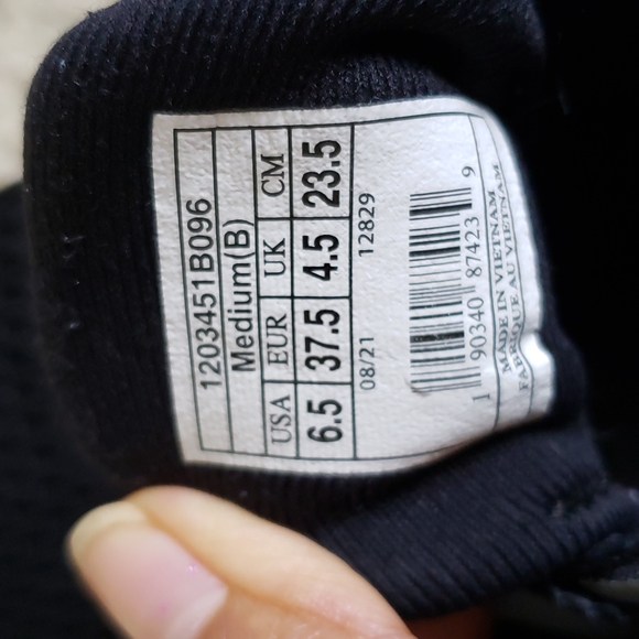 Brooks shoes - Picture 9 of 11